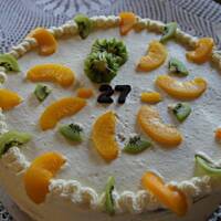 tort ze smietaną i brzoskwiniami