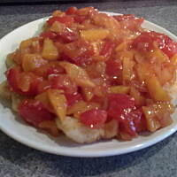 Ryba z brzoskwiniami i papryką