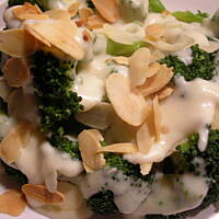 Brokuł pod beszamelem z prażonymi migdałami