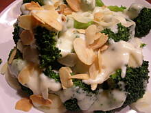 Fot. olusia23, Brokuł pod beszamelem z prażonymi migdałami