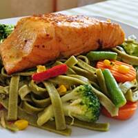 Łosoś z makaronem i warzywami