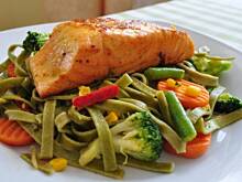 Fot. MIENTA, Łosoś z makaronem i warzywami