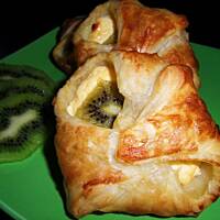 Koperty z ciasta francuskiego z serem i kiwi