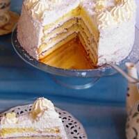 Tort migdałowo-śmietanowo-porzeczkowy