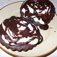 Babeczki kakaowe z kremem bezowym i polewą czekoladową