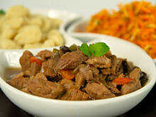 Fot. Wkn, Gulasz wołowy z domowymi kluseczkami i surówką z marchewki