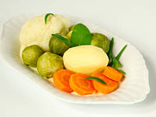 Fot. Wkn, Bukiet warzyw na parze z kremowym białym sosem