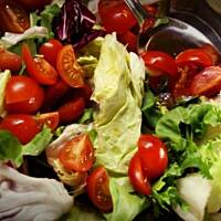 Sałatka z kurczakiem i chrupiącym boczkiem