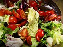 Fot. APM, Sałatka z kurczakiem i chrupiącym boczkiem