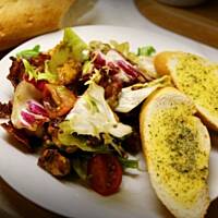 Sałatka z kurczakiem i chrupiącym boczkiem