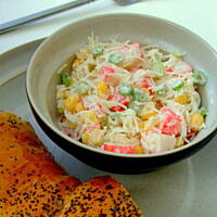 Sałatka z surimi i makaronem ryżowym