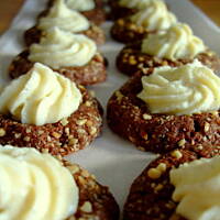 Czekoladowe 'Thumbprints Cookies' obtoczone w orzechach i z białym kremem (ok 35-40 szt)