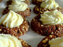 Fot. kasia_sach, Czekoladowe 'Thumbprints Cookies' obtoczone w orzechach i z białym kremem (ok 35-40 szt)