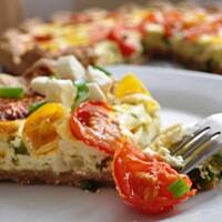 Orkiszowa tarta z pomidorkami i fetą