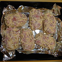 Grzanki z salami i serem żółtym