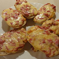 Grzanki z salami i serem żółtym