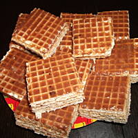 Wafle z masą kakaową.