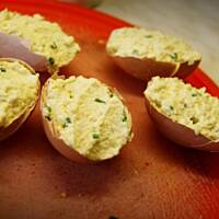 Jaja faszerowane w skorupkach