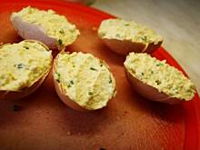 Fot. APM, Jaja faszerowane w skorupkach