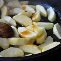 Naleśnikowy torcik z jabłkami