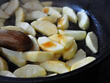 Fot. MIENTA, Naleśnikowy torcik z jabłkami