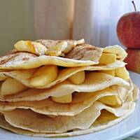 Naleśnikowy torcik z jabłkami