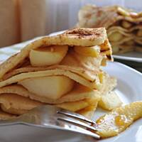 Naleśnikowy torcik z jabłkami