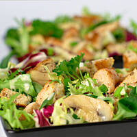 Sałata z indykiem z lekkim dressingiem musztardowo-jogurtowym