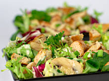 Fot. Wkn, Sałata z indykiem z lekkim dressingiem musztardowo-jogurtowym