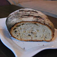 Chleb z prażoną cebulką i ziarnami pieprzu