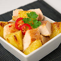 Sałatka z grilowanego kurczaka z ananasem