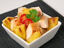 Fot. Wkn, Sałatka z grilowanego kurczaka z ananasem