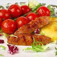 Biała kiełbasa z grillowanymi pomidorkami koktajlowymi