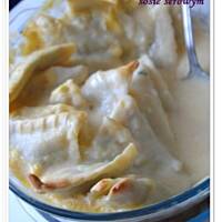 Pierogi ze szpinakiem w sosie serowym