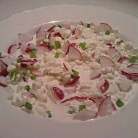 Serek wiejski z rzodkiewką i szczypiorkiem - pyszna kolacja