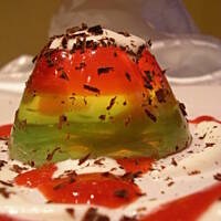 Tęczowa galaretka w musie biało-czerwonym