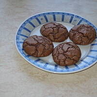 Popękane ciasteczka czekoladowe