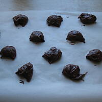 Popękane ciasteczka czekoladowe