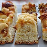 Drożdżowe ciasto z jabłkami i owocami róży