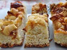 Fot. MIENTA, Drożdżowe ciasto z jabłkami i owocami róży