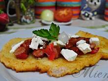 Fot. MIENTA, Placki ziemniaczane z kornetkami i fetą