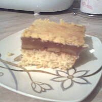 Biszkopt z jabłkami, galaretką i kokosem.