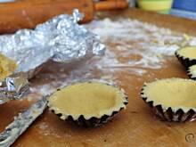 Fot. MIENTA, Kruche babeczki z budyniem i owocami z pomarańczową glazurą