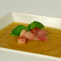 Zupa krem z brukwi ze skwarkami z boczku