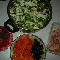 syta sałatka z wedzonym kurczakiem i winegretem