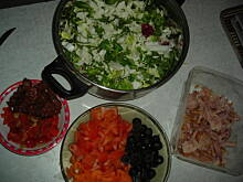 Fot. maniora, syta sałatka z wedzonym kurczakiem i winegretem