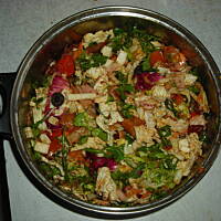 syta sałatka z wedzonym kurczakiem i winegretem