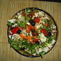 syta sałatka z wedzonym kurczakiem i winegretem