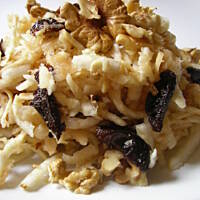 Surówka z selera z suszoną śliwką i orzechami