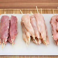 Szaszłyki z sosem satay - ไก่และหมูราดซอสสะเต๊ะ